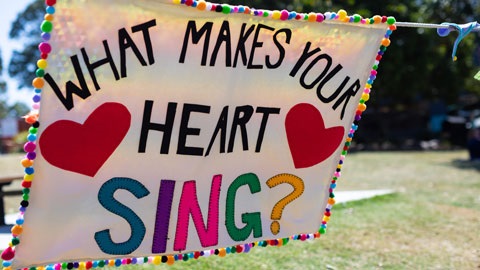 Flag with text saying 'What makes your heart sing' 