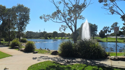 Centenary Lakes - Lake and fountain