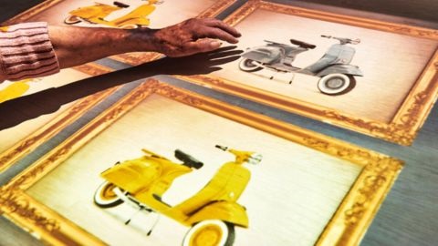 Hands moving photos on Tovertafel table